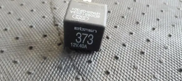 Volkswagen PASSAT B5.5 Other relay 8D0951253A 373