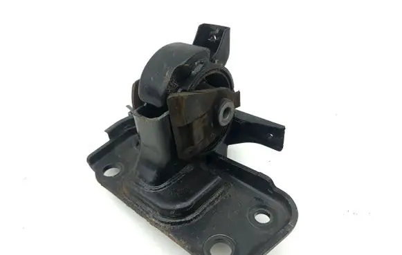 Toyota RAV 4 (XA40) Engine mount bracket
