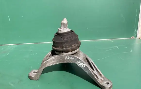 BMW 5 E39 Engine mount bracket 1096080