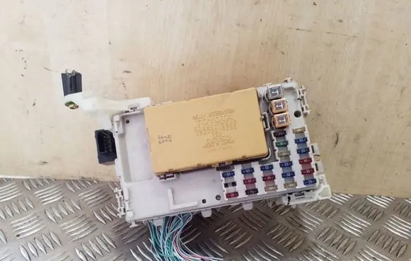 Toyota Corolla E120 E130 Fuse module 8264113040 2323000230