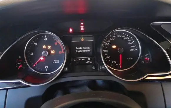 Audi A5 8T 8F Speedometer (instrument cluster) 8T0920932K