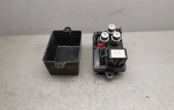 Mitsubishi Cordia Fuse module MB261623