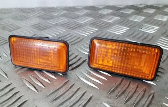 Front fender indicator light