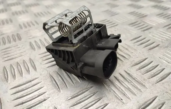 Opel Combo E Coolant fan relay 9847019780