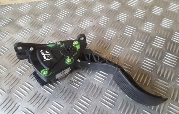 Hyundai Santa Fe Accelerator throttle pedal 327262B900