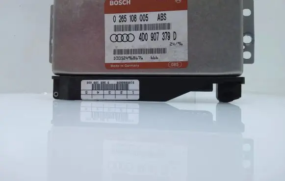Audi A4 S4 B5 8D Engine control unit/module 4D0907379D 0265108005 DT052496B676