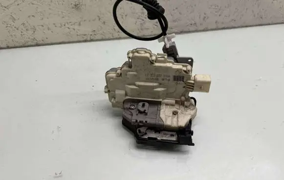 Volkswagen Tiguan Front door lock 3C1837016A