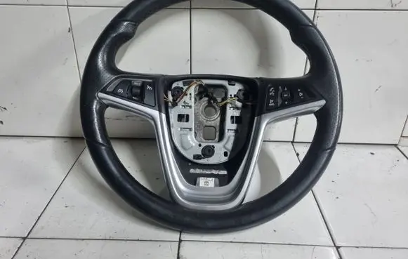 Opel Astra J Steering wheel 13317858 0060003227 35I2T00900