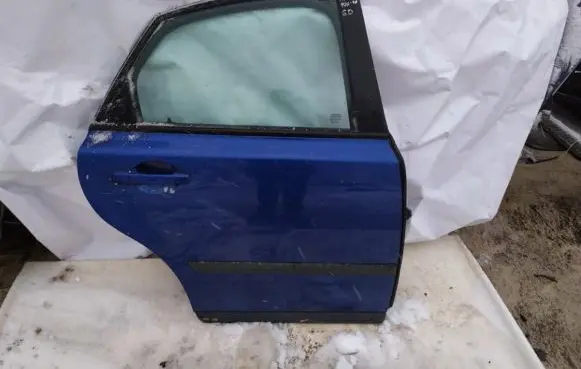 Volvo S40 Rear door melyna