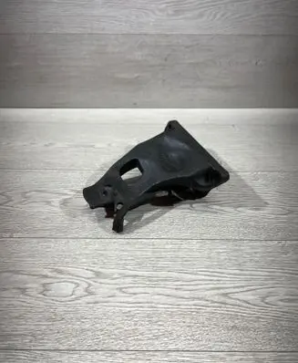 Engine mounting bracket