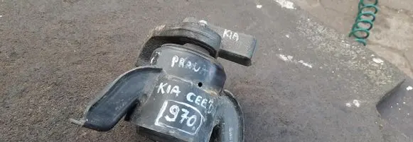 Engine mount vacuum valve