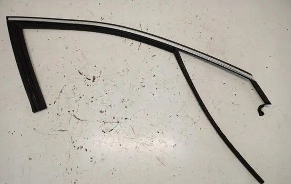 Citroen DS4 Front door glass trim molding 16975724570