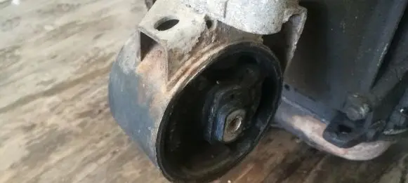 Volkswagen Golf II Engine mount bracket