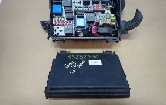 Opel Corsa D Fuse box set 13292736