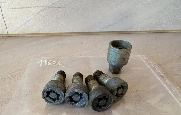 Volkswagen PASSAT B7 Anti-theft wheel nuts and lock 