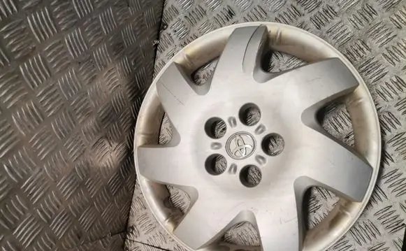 Toyota Avensis Verso R16 wheel hub/cap/trim 