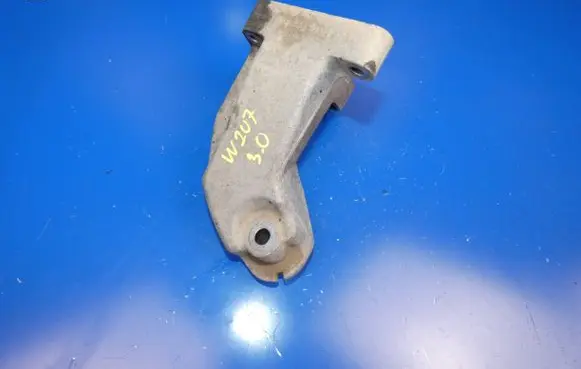Mercedes-Benz E A207 Engine mounting bracket A6422235004