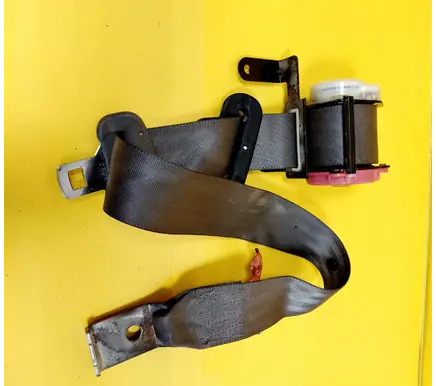 Subaru Forester SF Rear seatbelt 0426143