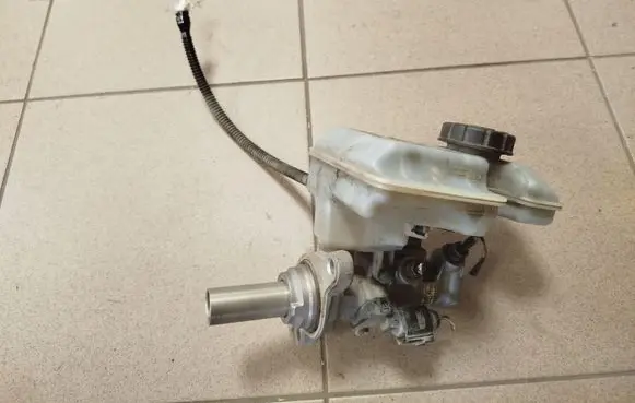 Skoda Octavia Mk3 (5E) Master brake cylinder 5Q1611301B