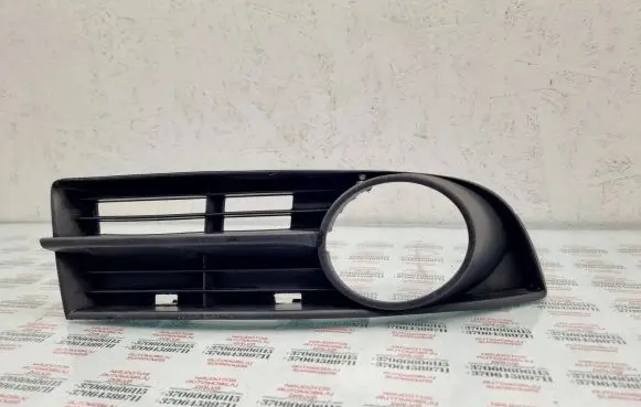 Volkswagen Touran I Front bumper lower grill 1T0853666A