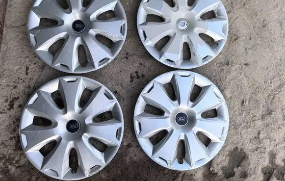 Ford Focus R16 wheel hub/cap/trim AM511000BA