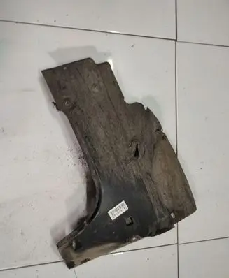 Volkswagen PASSAT B4 Engine splash shield/under tray 