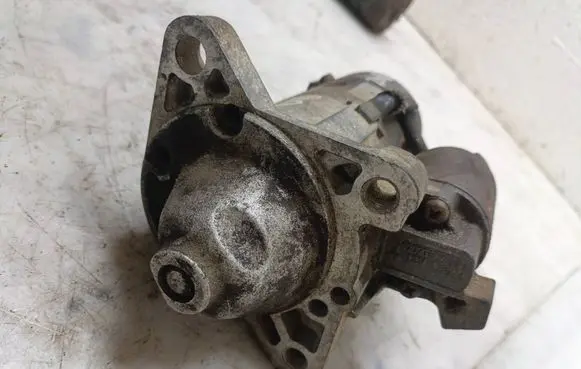 Mazda 323 Starter motor M002T8 74718924
