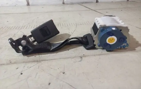 Volkswagen PASSAT B6 Middle seatbelt (rear) 3C0857807H 3C0857740B