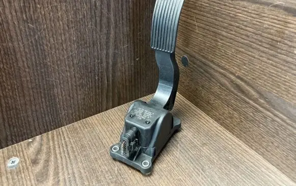 Mercedes-Benz Sprinter W906 Accelerator throttle pedal 9063000304 0280755025