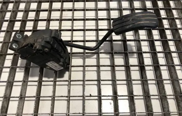 Accelerator throttle pedal