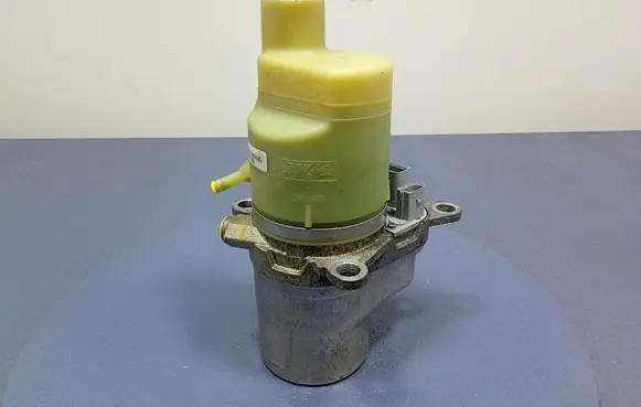 Volvo C30 Power steering pump 30741955