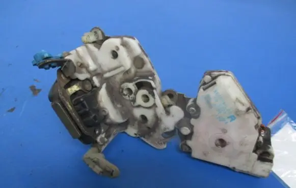 Nissan Terrano Front door lock 8055291L60R