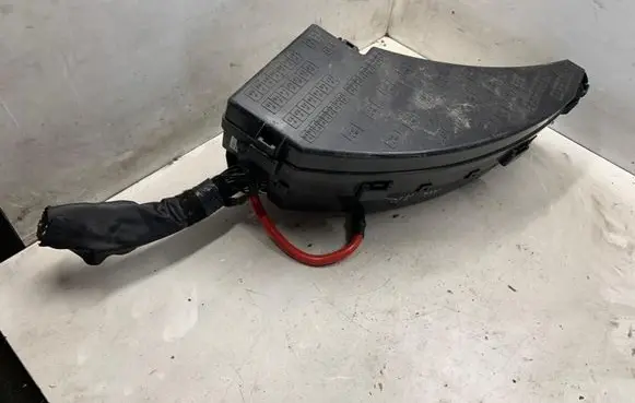 Jaguar S-Type Fuse module 2R8T14A003FB