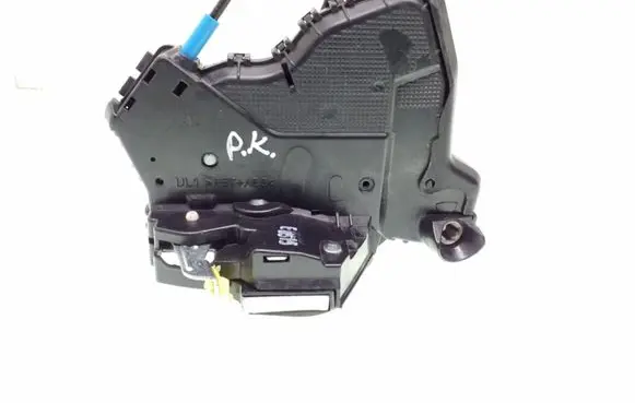 Toyota Avensis T270 Front door lock A084219