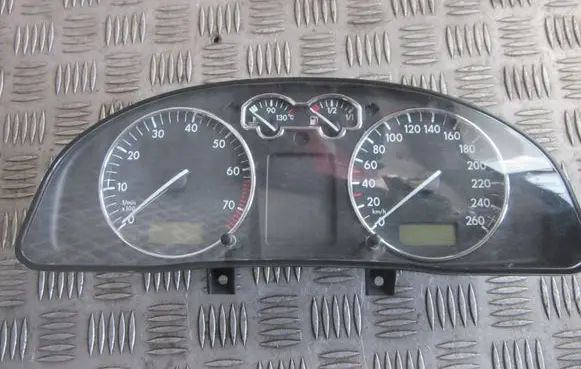 Volkswagen PASSAT B5 Speedometer (instrument cluster) 3B0919880A