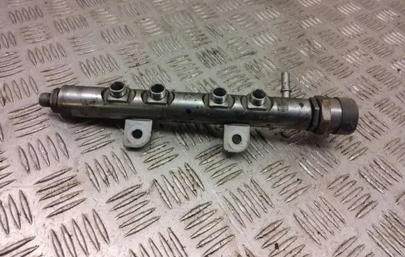 Land Rover Discovery 4 - LR4 Fuel main line pipe