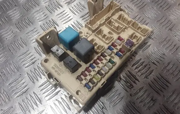 Toyota Avensis Verso Fuse module 8922144040