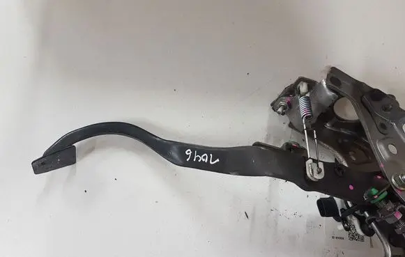 Toyota Avensis T270 Clutch pedal 8951020041