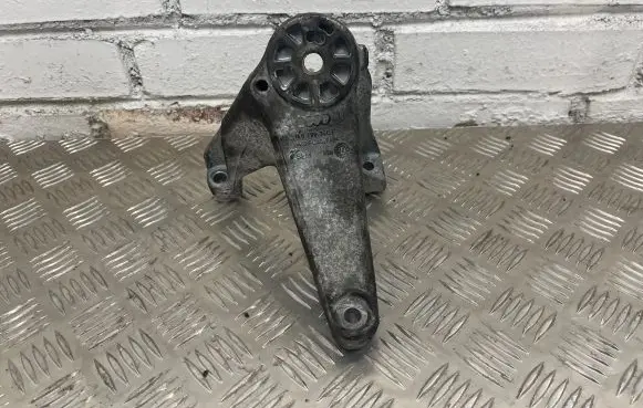 Audi Q7 4L Engine mounting bracket 7L8199308F
