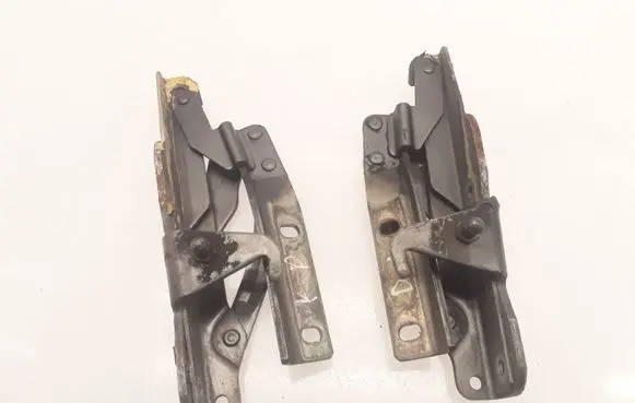 Engine bonnet/hood hinges