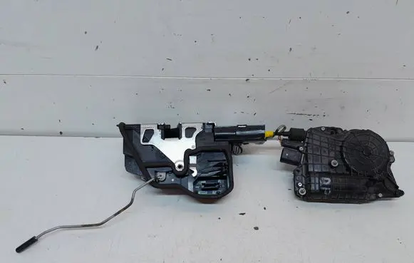 BMW X5 E70 Front door soft close latching motor 7167582 70Z690V 4152309300