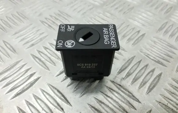 Passenger airbag on/off switch
