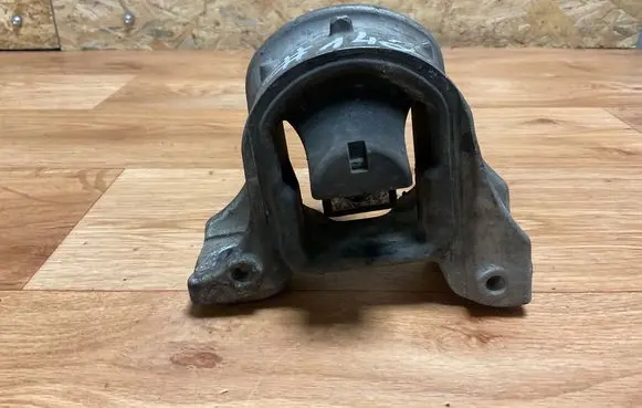 Honda Civic Engine mount bracket