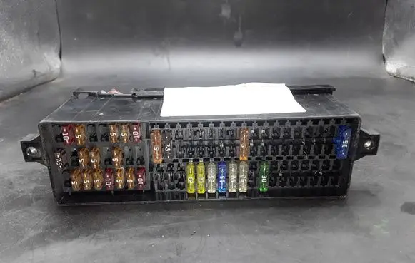 Volkswagen Polo V 6R Fuse module 1048305686 086075173003
