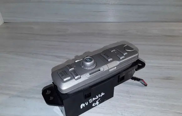 Toyota Avensis T250 Head unit multimedia control 8682520010