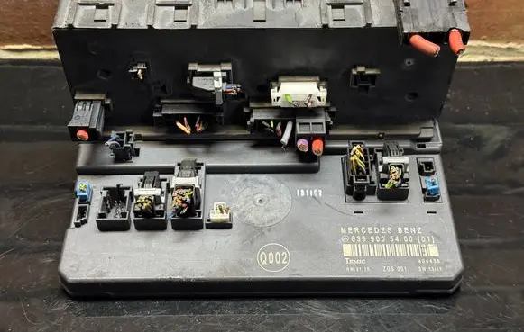 Mercedes-Benz Vito Viano W639 SAM control unit 6399005400