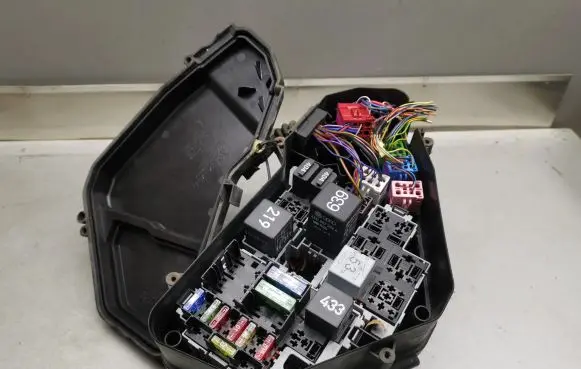 Volkswagen Touareg I Fuse box set 7L0937576B