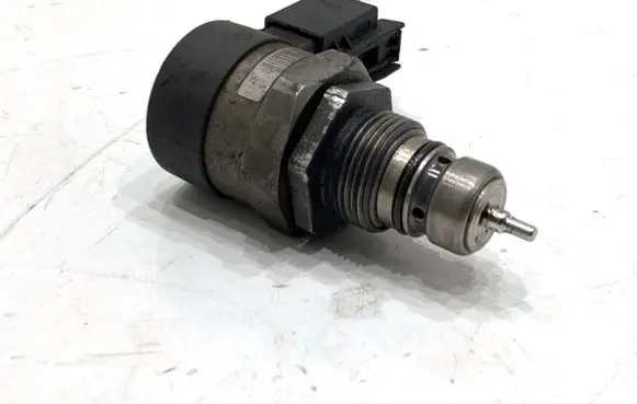 BMW 5 E60 E61 Fuel pressure regulator 0281002481
