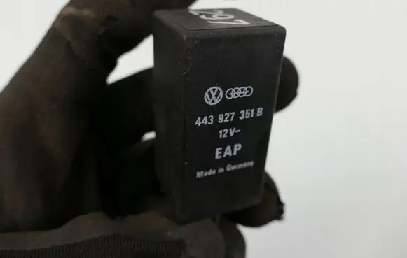 Audi A8 S8 D2 4D Seat heating relay 443927351B