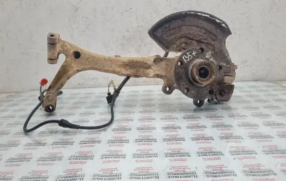 Volkswagen PASSAT B5.5 Front wheel hub spindle knuckle 8D0407258